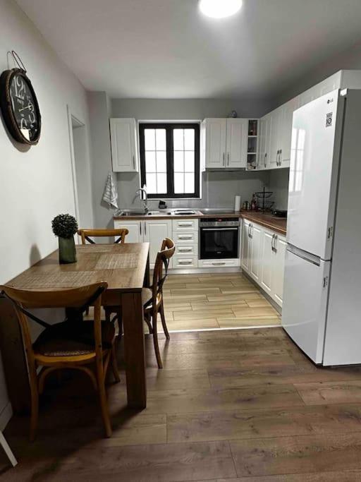 Location 3-floor With 6 Bedrooms Villa