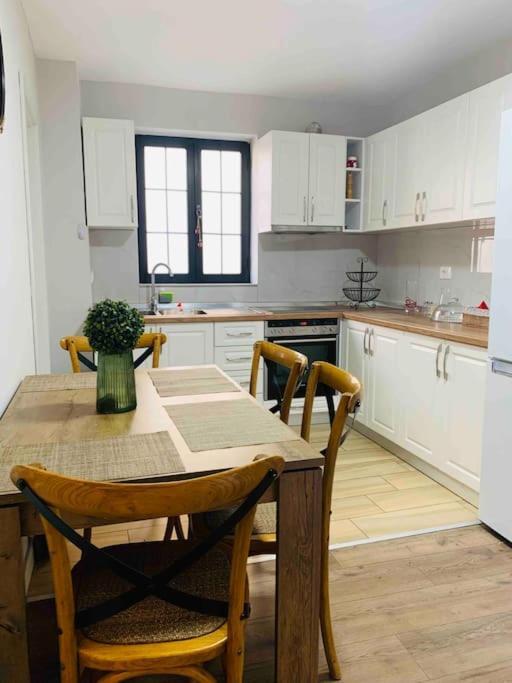 Villa Location 3-floor With 6 Bedrooms